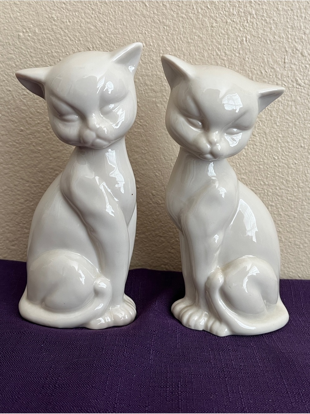 Pair Enesco 1979 MCM Porcelain Siamese Cat Figurines Ivory Color 6.5”